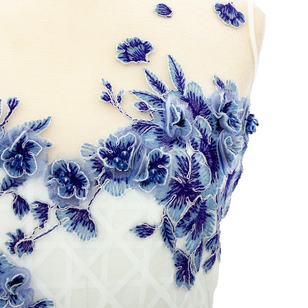 haftowane kwiaty na tkaninie