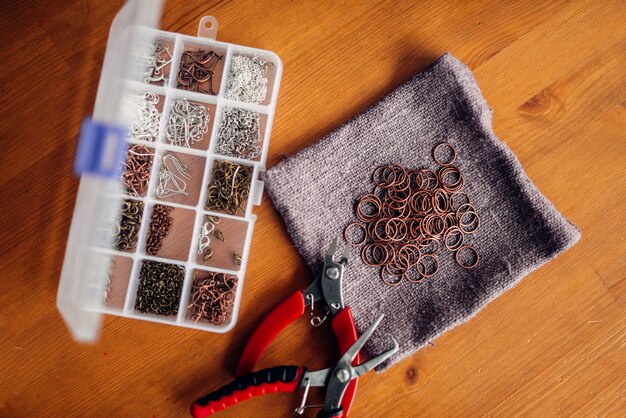 próbki haftu rozłożone na stole