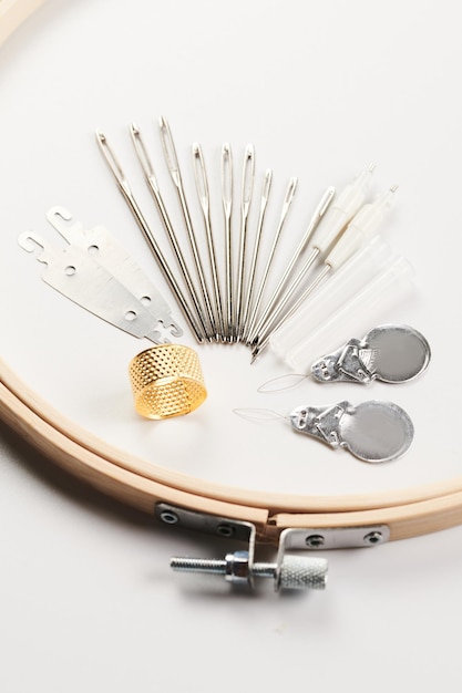 narzędzia do haftu i nici